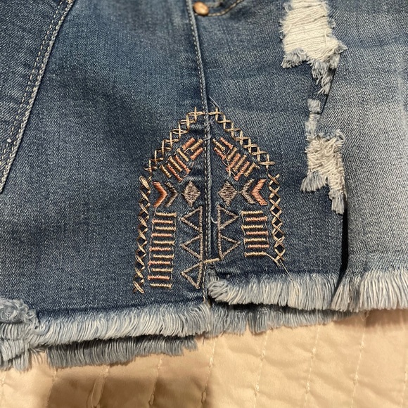 Celebrity Pink Jeans Embroidered Shorts - Picture 4 of 5